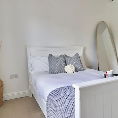 Stunning Luxury 2 Bed Apartment With En-Suite In Wokingham City Centre Exteriér fotografie