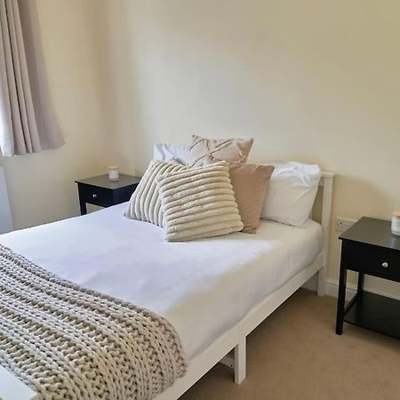 Stunning Luxury 2 Bed Apartment With En-Suite In Wokingham City Centre Exteriér fotografie