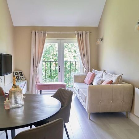 Stunning Luxury 2 Bed Apartment With En-Suite In Wokingham City Centre Exteriér fotografie