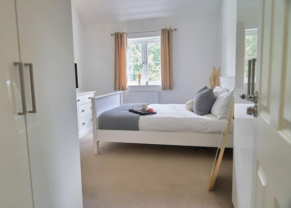 Stunning Luxury 2 Bed Apartment With En-Suite In Wokingham City Centre Exteriér fotografie