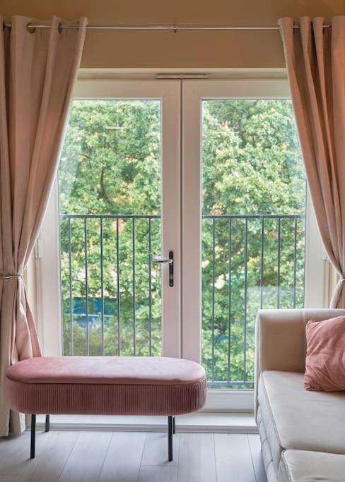 Stunning Luxury 2 Bed Apartment With En-Suite In Wokingham City Centre Exteriér fotografie