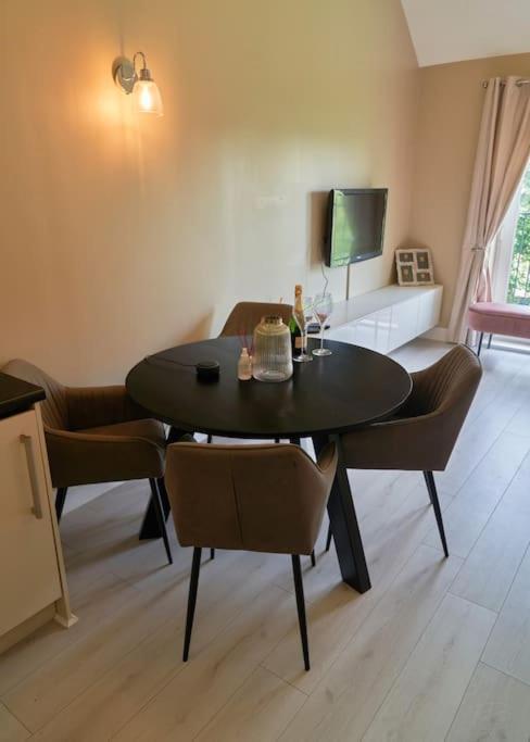 Stunning Luxury 2 Bed Apartment With En-Suite In Wokingham City Centre Exteriér fotografie