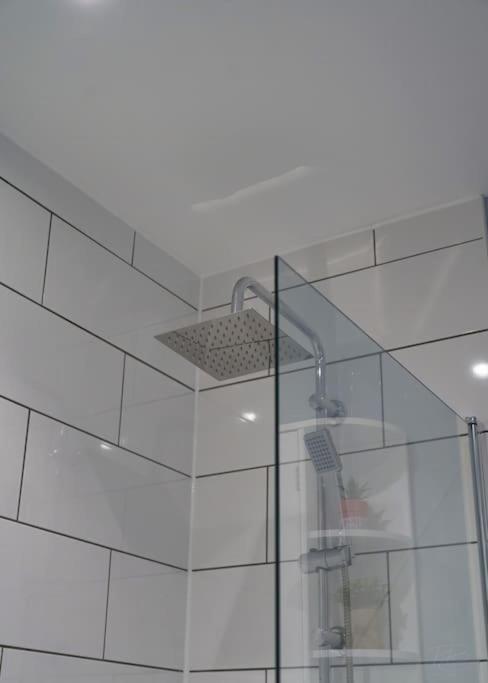 Stunning Luxury 2 Bed Apartment With En-Suite In Wokingham City Centre Exteriér fotografie