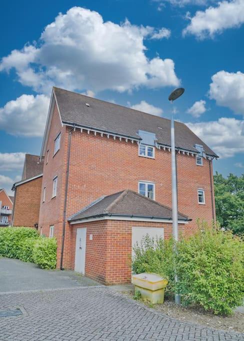 Stunning Luxury 2 Bed Apartment With En-Suite In Wokingham City Centre Exteriér fotografie