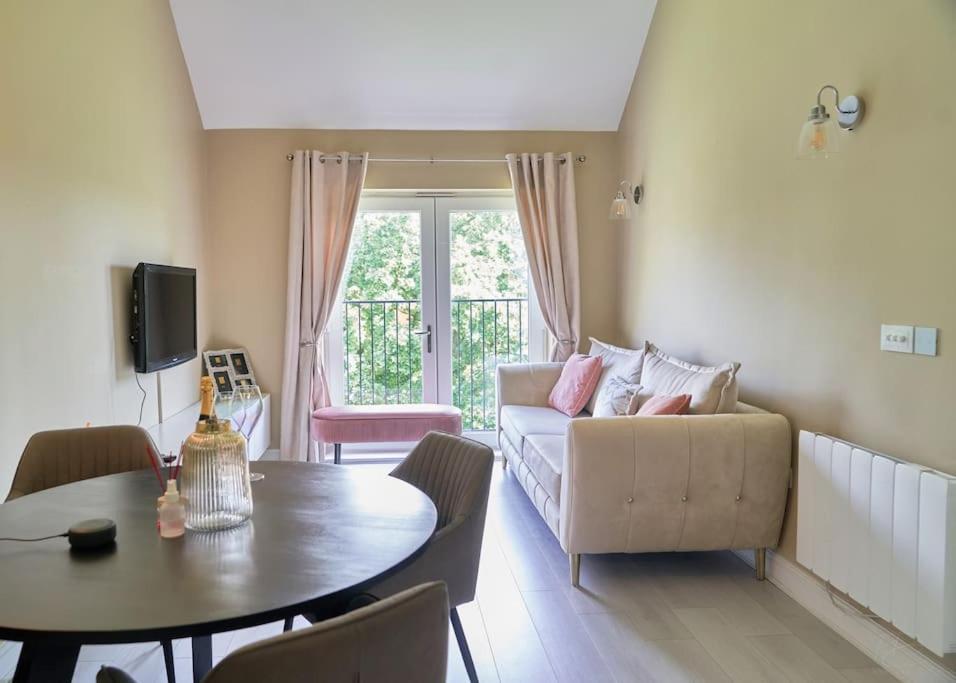 Stunning Luxury 2 Bed Apartment With En-Suite In Wokingham City Centre Exteriér fotografie
